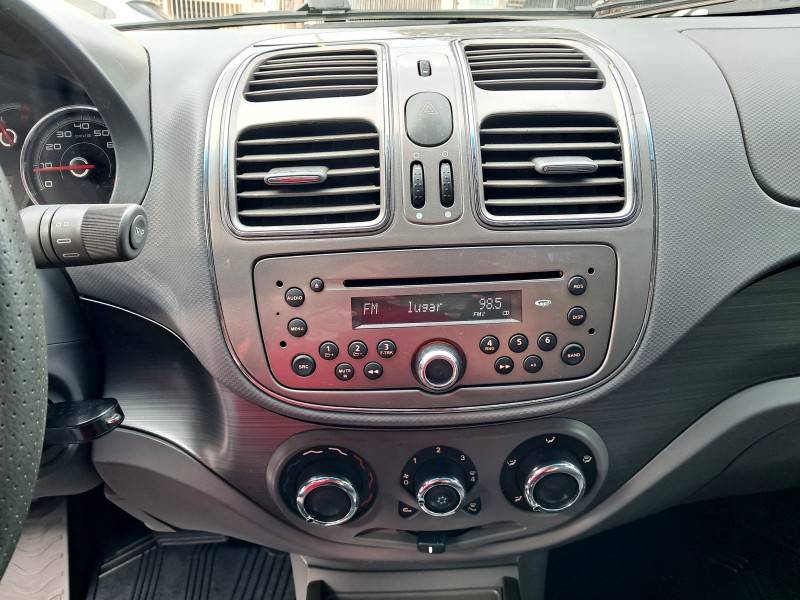 FIAT - GRAND SIENA - 2014/2015 - Vermelha - R$ 42.900,00