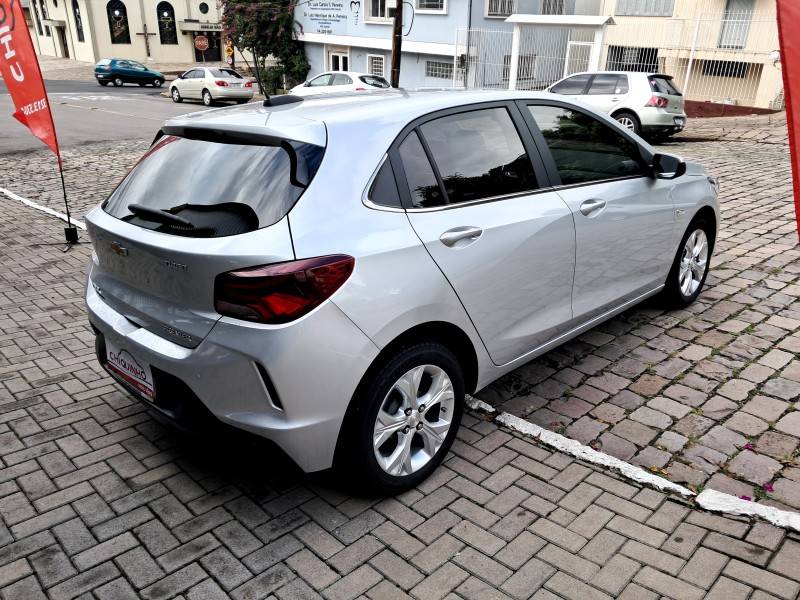 CHEVROLET - ONIX - 2021/2022 - Prata - R$ 89.900,00
