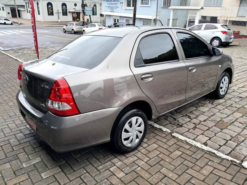 TOYOTA - ETIOS - 2017/2018 - Cinza - R$ 59.900,00