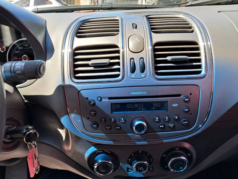 FIAT - GRAND SIENA - 2014/2015 - Vermelha - R$ 42.900,00