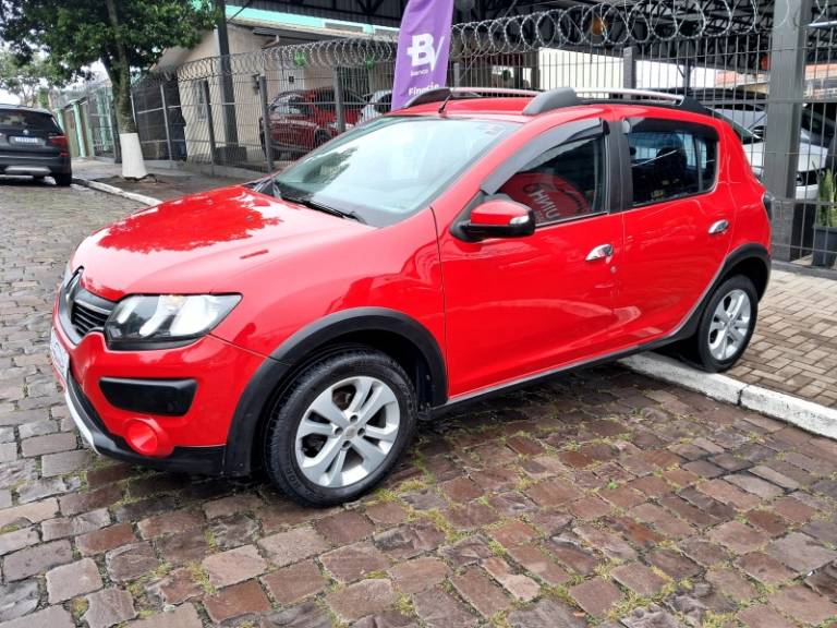 RENAULT - SANDERO - 2015/2016 - Vermelha - R$ 46.900,00