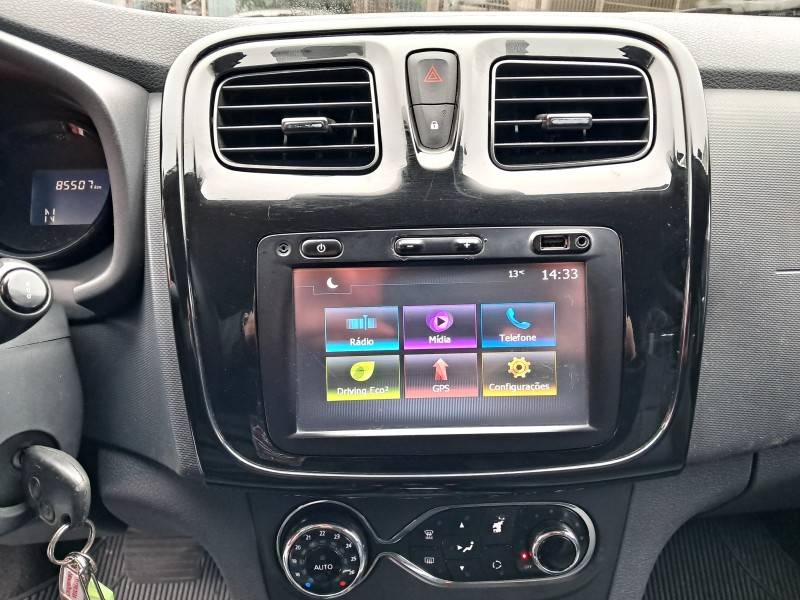 RENAULT - SANDERO - 2015/2016 - Vermelha - R$ 46.900,00