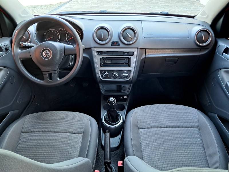 VOLKSWAGEN - VOYAGE - 2013/2014 - Vermelha - R$ 42.900,00