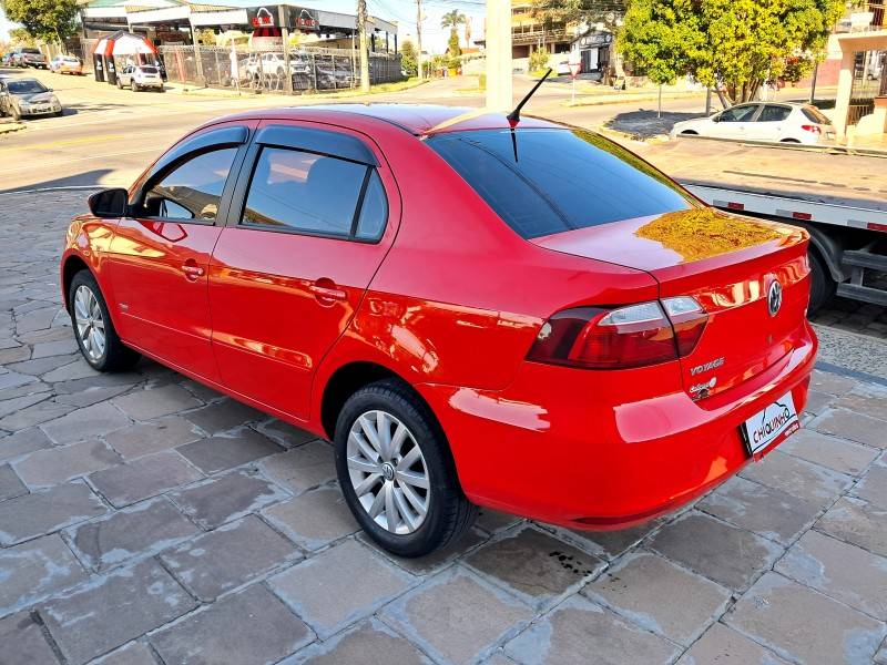 VOLKSWAGEN - VOYAGE - 2013/2014 - Vermelha - R$ 42.900,00