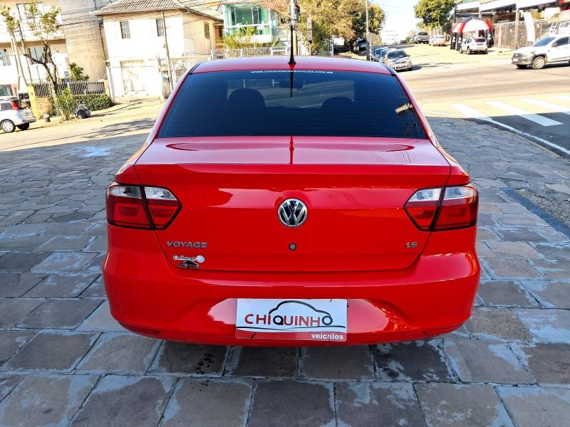 VOLKSWAGEN - VOYAGE - 2013/2014 - Vermelha - R$ 42.900,00