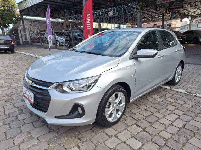 CHEVROLET - ONIX - 2022/2023 - Prata - R$ 89.900,00