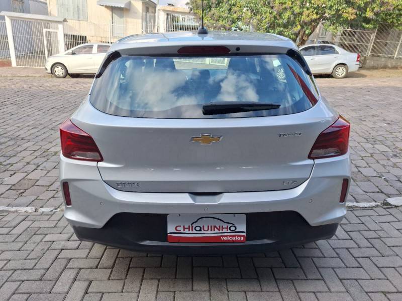 CHEVROLET - ONIX - 2022/2023 - Prata - R$ 89.900,00