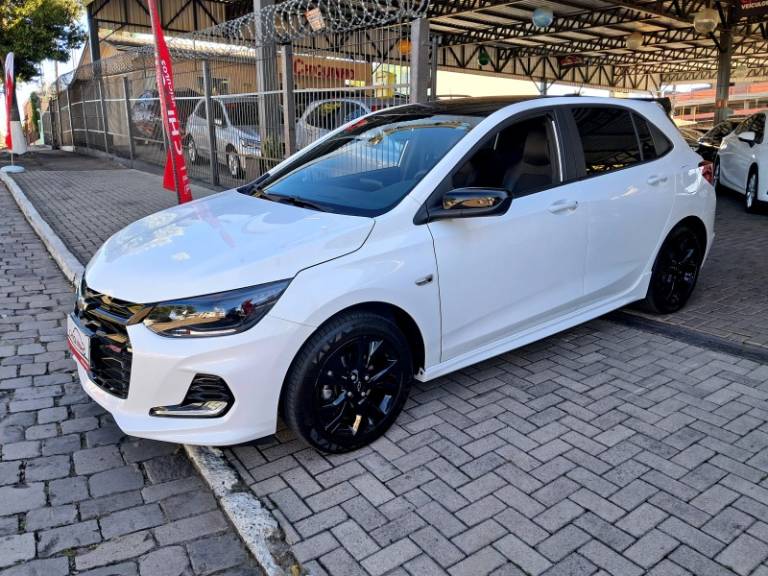 CHEVROLET - ONIX - 2022/2023 - Branca - R$ 89.900,00