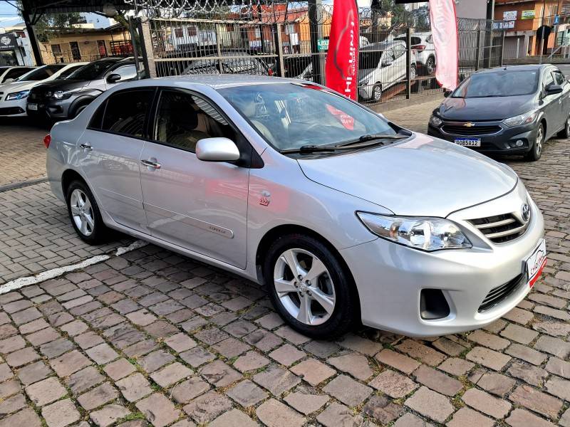 TOYOTA - COROLLA - 2013/2014 - Prata - R$ 69.900,00