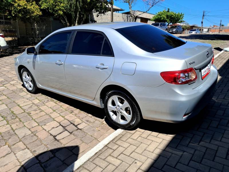 TOYOTA - COROLLA - 2013/2014 - Prata - R$ 71.900,00