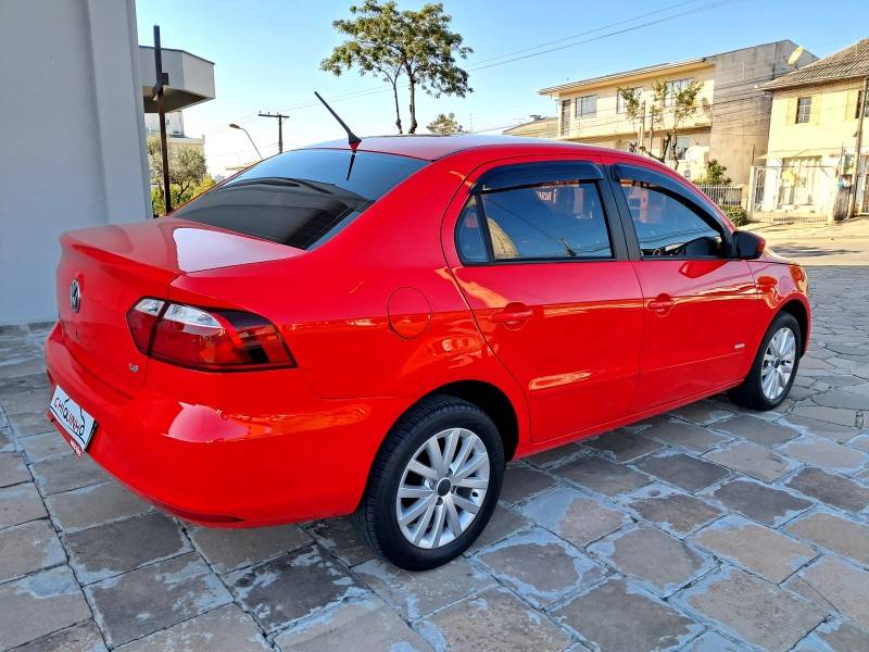 VOLKSWAGEN - VOYAGE - 2013/2014 - Vermelha - R$ 42.900,00