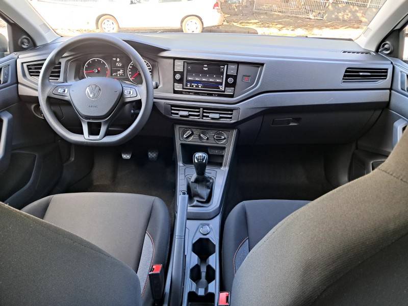 VOLKSWAGEN - POLO - 2023/2024 - Branca - R$ 76.900,00