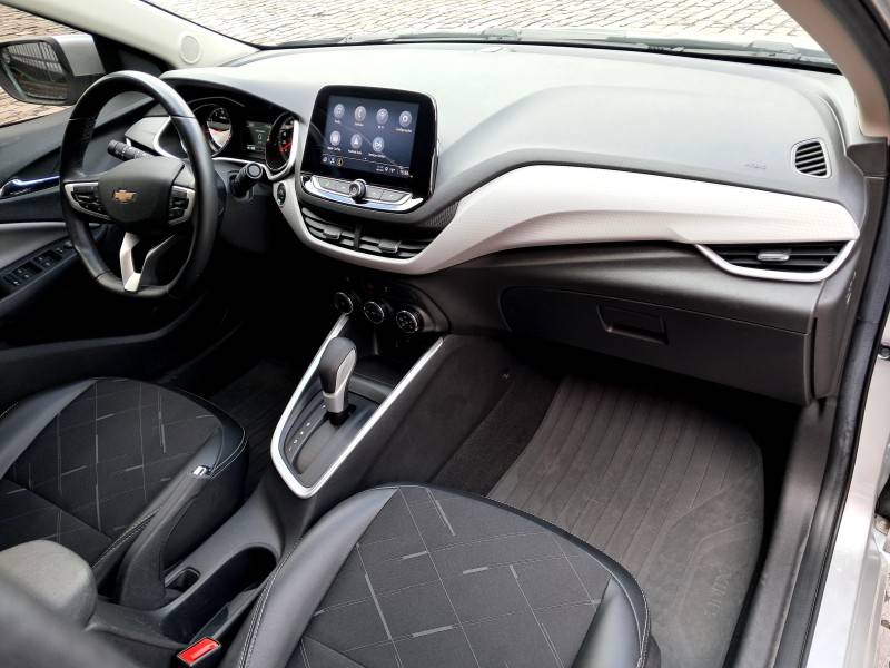 CHEVROLET - ONIX - 2021/2022 - Prata - R$ 89.900,00