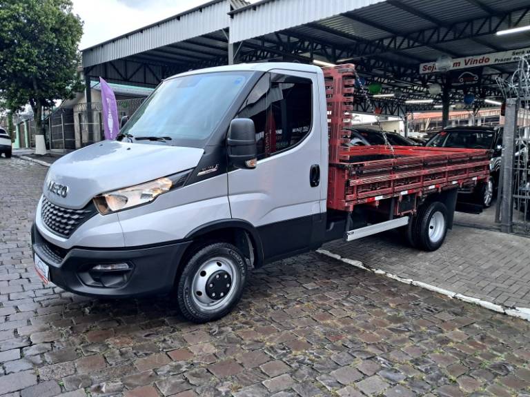 IVECO - DAILY - 2021/2022 - Prata - R$ 184.900,00