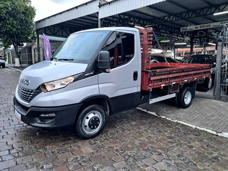 IVECO - DAILY - 2021/2022 - Prata - R$ 184.900,00