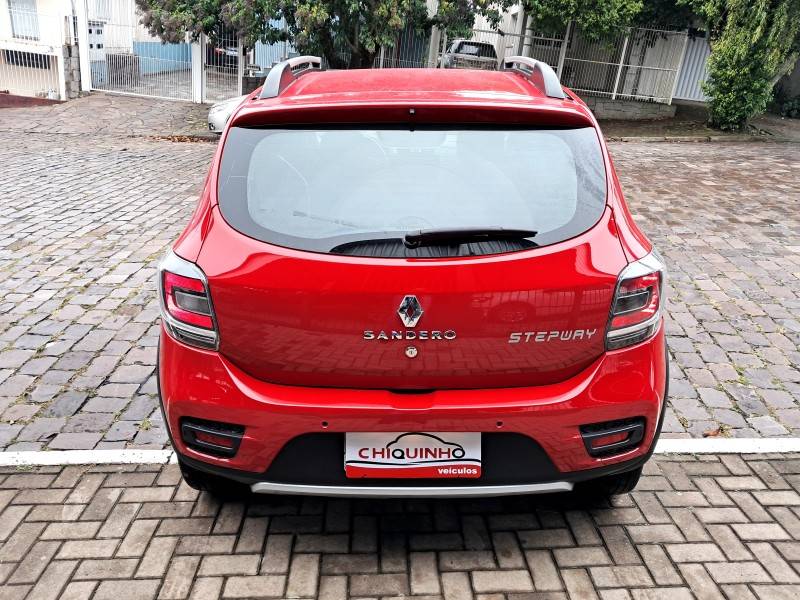 RENAULT - SANDERO - 2015/2016 - Vermelha - R$ 46.900,00