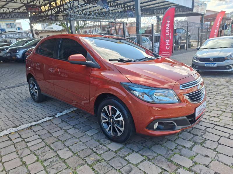 CHEVROLET - ONIX - 2012/2013 - Laranja - R$ 49.900,00