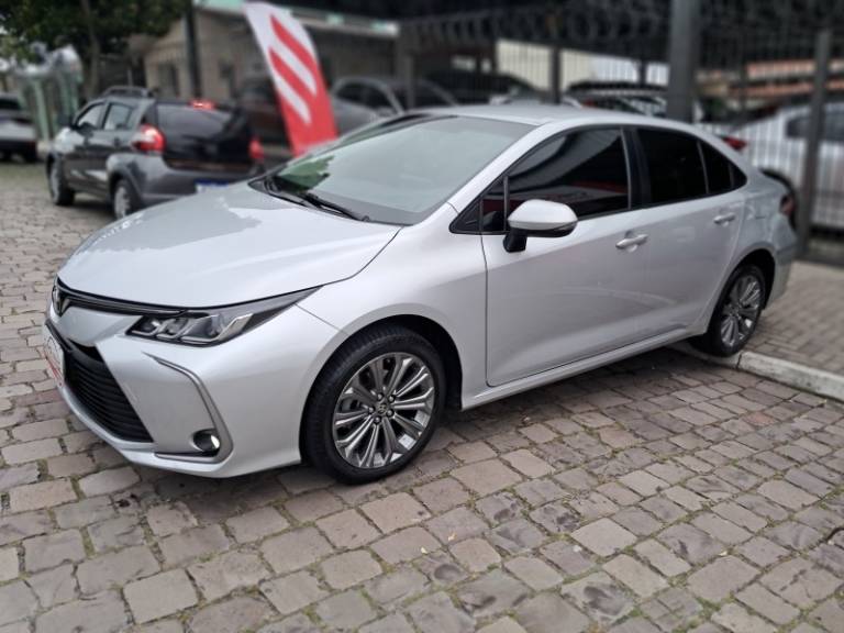 TOYOTA - COROLLA - 2021/2022 - Prata - R$ 124.900,00