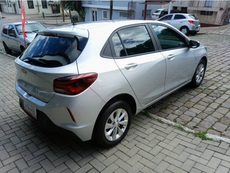 CHEVROLET - ONIX - 2022/2023 - Prata - R$ 76.900,00