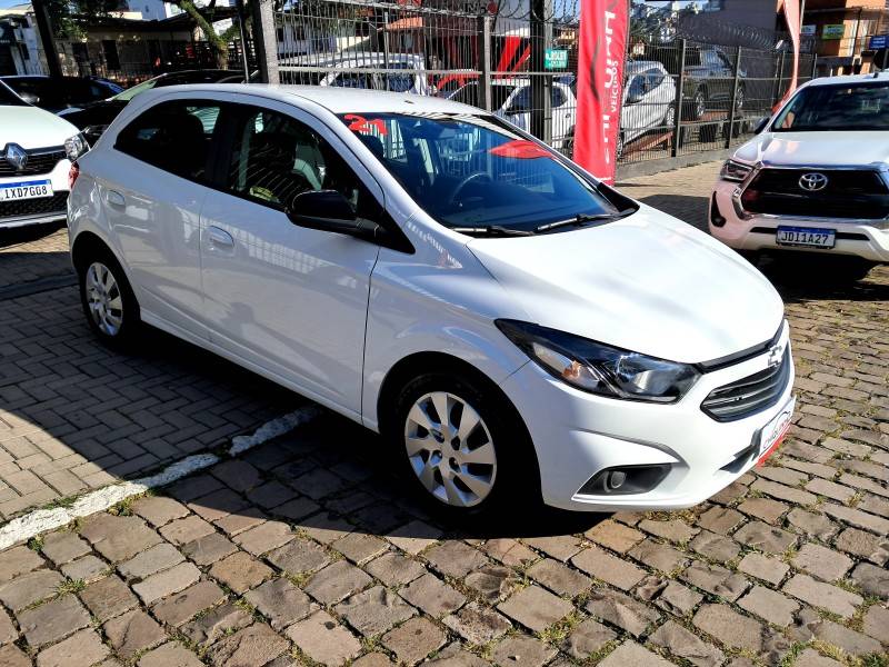 CHEVROLET - ONIX - 2021/2021 - Branca - R$ 63.900,00