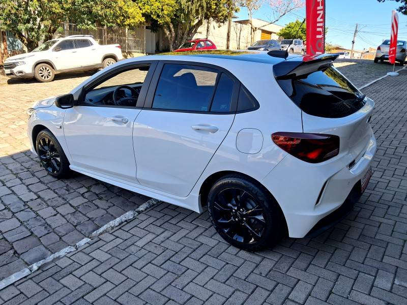 CHEVROLET - ONIX - 2022/2023 - Branca - R$ 89.900,00