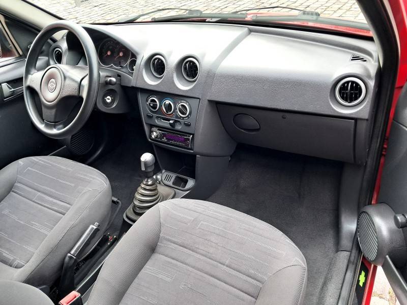 CHEVROLET - PRISMA - 2010/2011 - Vermelha - R$ 29.900,00