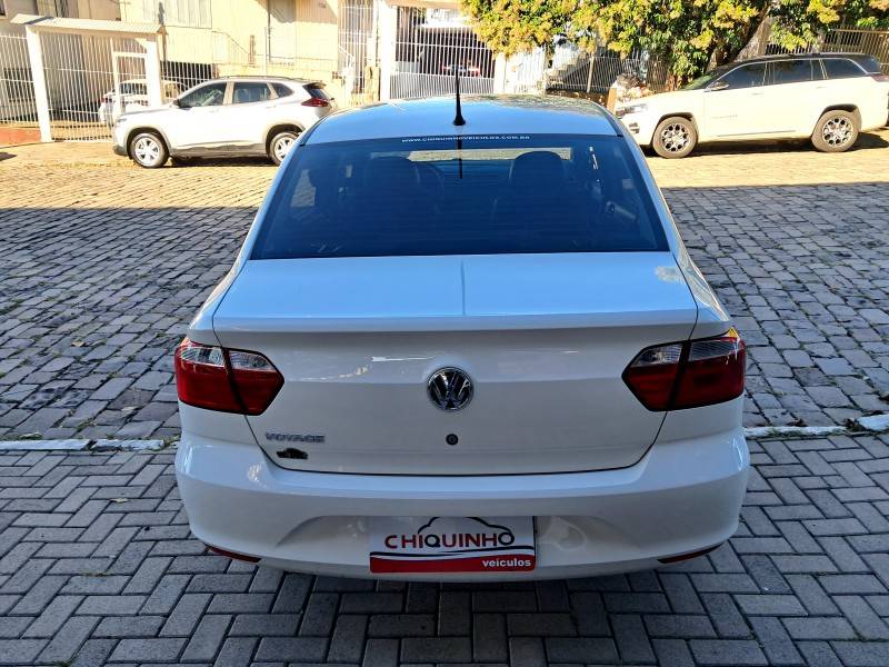 VOLKSWAGEN - VOYAGE - 2021/2022 - Branca - R$ 64.900,00