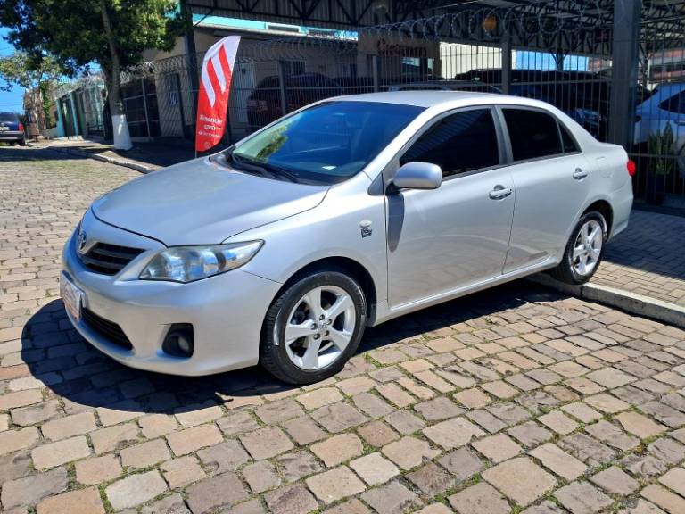 TOYOTA - COROLLA - 2013/2014 - Prata - R$ 71.900,00