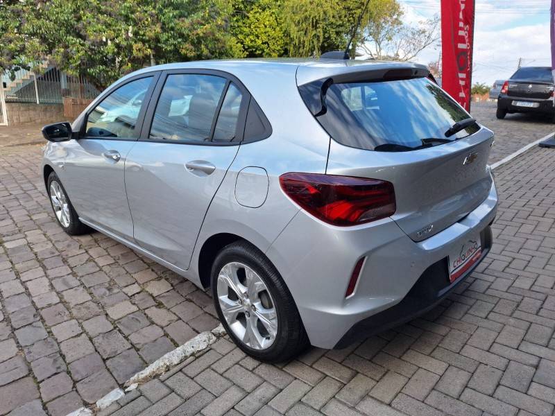 CHEVROLET - ONIX - 2022/2023 - Prata - R$ 89.900,00