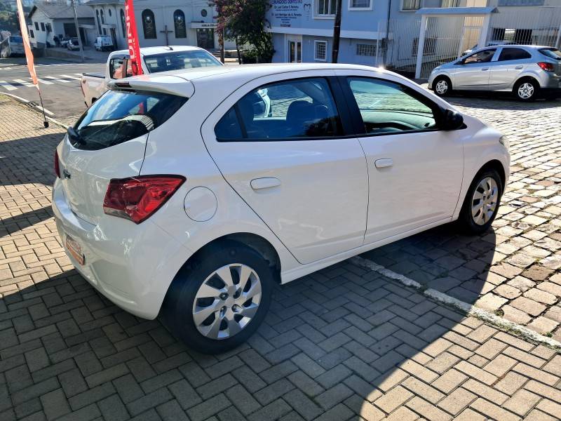 CHEVROLET - ONIX - 2021/2021 - Branca - R$ 63.900,00